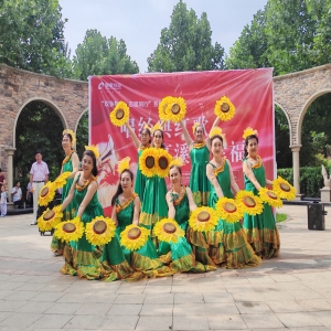 隆泰物業(yè)開展紅歌演唱會活動